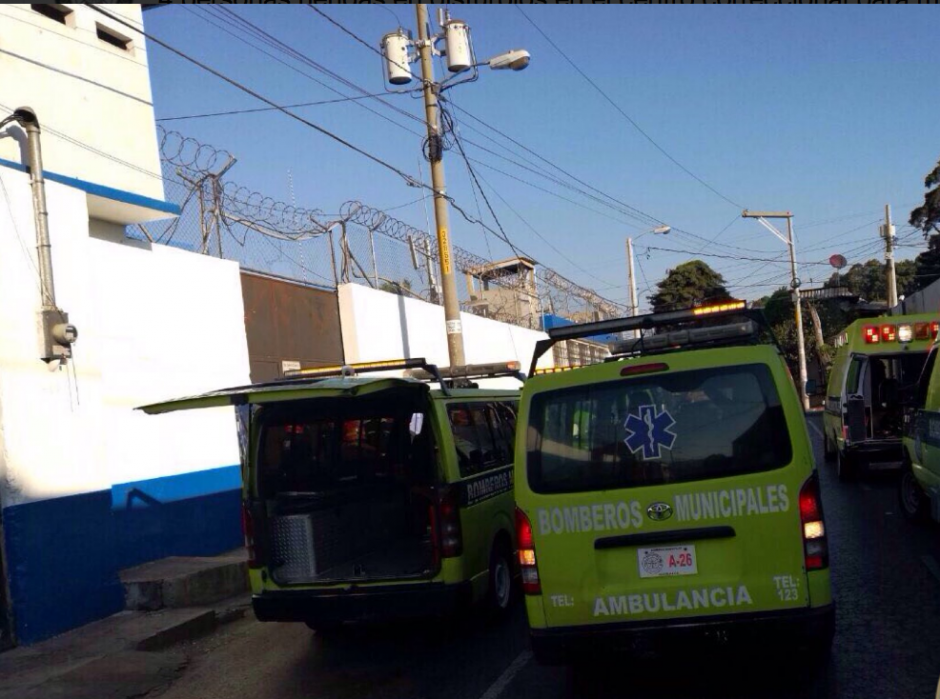 Al menos cuatro monitores resultaron heridos durante un motín que se registra en el Centro de Detención Juvenil Las Gaviotas. (Foto: Bomberos Municipales)
