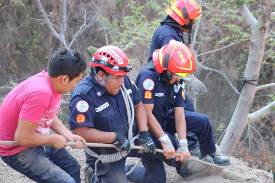 El joven fue rescatado con heridas en sus extremidades menores y su columna vertebral desviada. (Foto: Twitter, Bomberos Municipales)