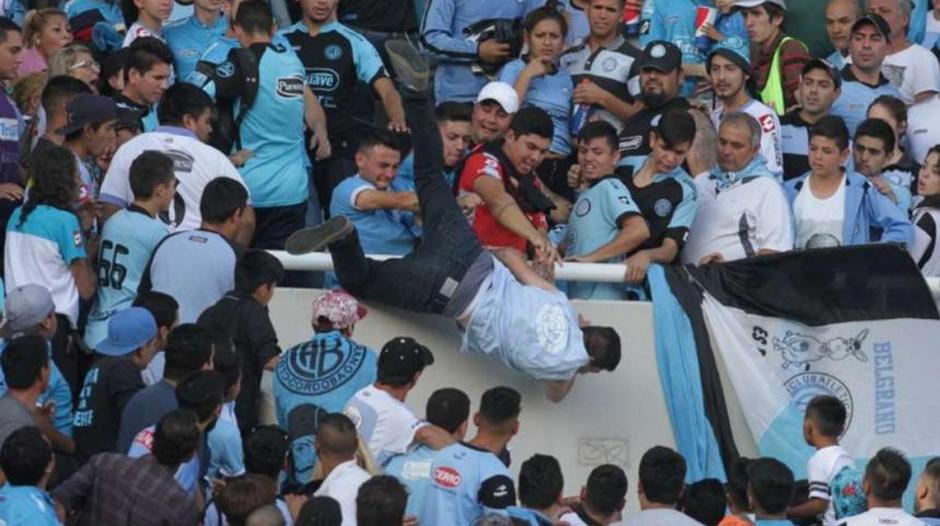 Un aficionado de Belgrano fue lanzado desde la tribuna del estadio Mario Alberto Kempes. (Foto: Diario Popular AR)