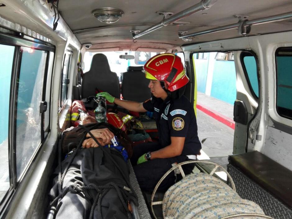 Rescatan con vida a un adulto mayor que cayó en el fondo de un barranco en la zona 7 capitalina. (Foto: Bomberos Municipales)