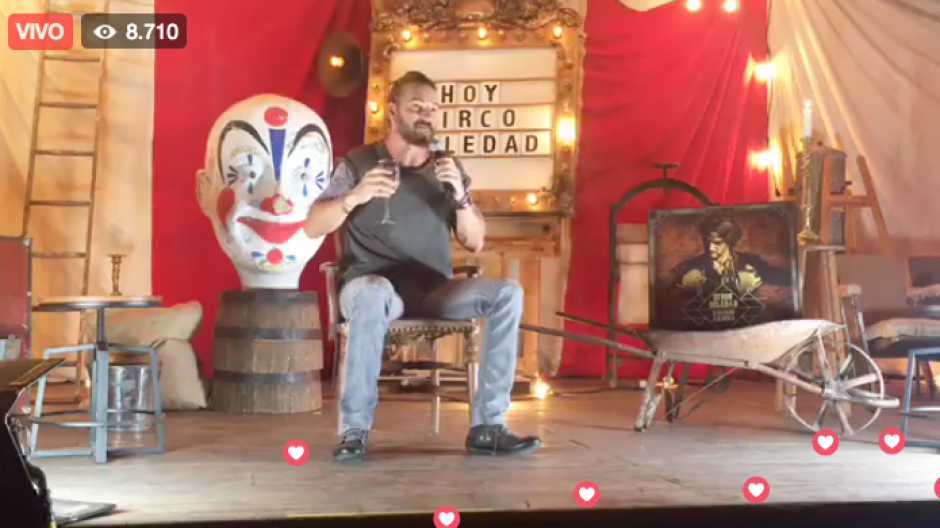 Ricardo Arjona brinda en la conferencia de prensa por el lanzamiento de Circo Soledad. (Foto: captura de pantalla)