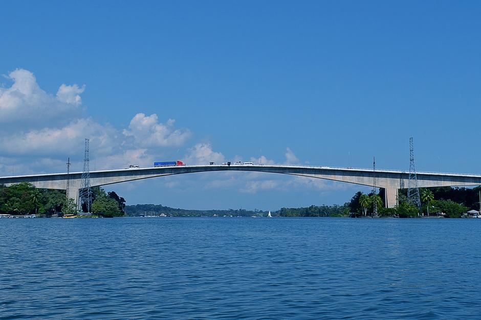 La parada es obligatoria para hacer tomar esa foto del recuerdo, pero esta práctica daña el Puente Río Dulce. (Foto: Archivo/Soy502)