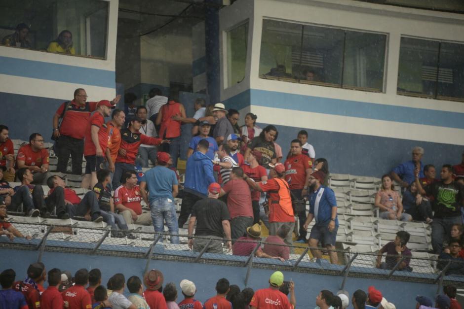 Los directivos y familiares ubicados en el palco del estadio discutieron con los aficionados que estaban en la localidad de tribuna. (Foto: Wilder López/Soy502)