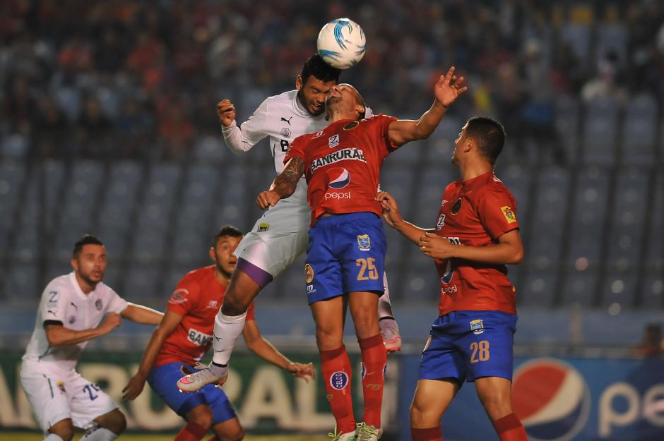 Comunicaciones y Municipal se enfrentan en el estadio Doroteo Guamuch Flores por la jornada 20 del Torneo Clausura 2017. (Foto: Nuestro Diario)