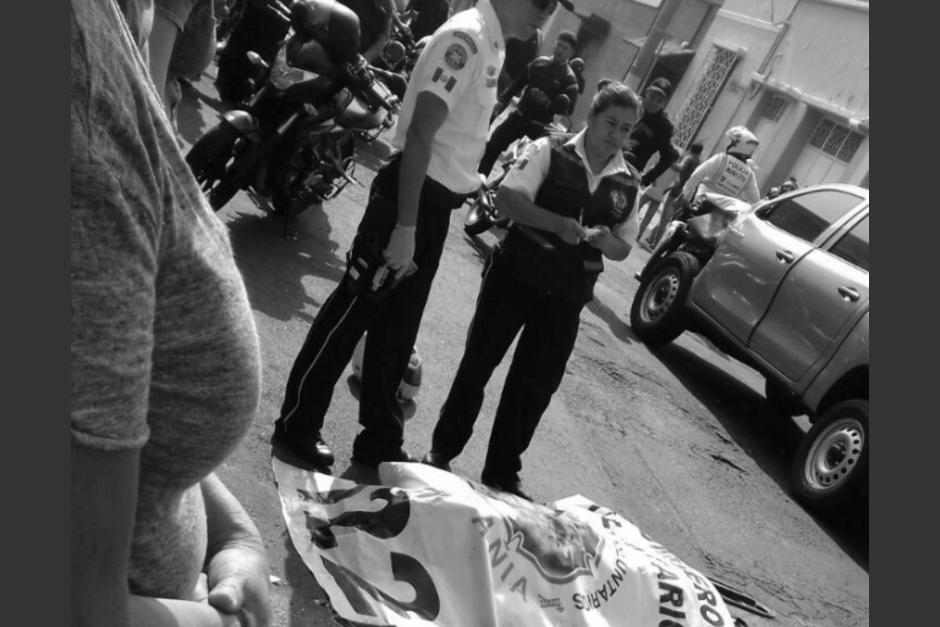 Un agente de la PMT murió al ser arrollado en la zona 1. (Foto: Bomberos Voluntarios) 