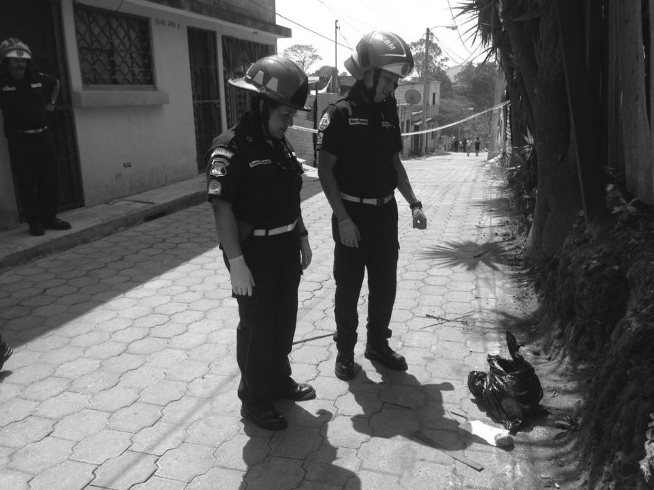 En el interior de una bolsa plástica fueron localizados restos humanos en Lo de Bran, Mixco. (Foto: Bomberos Municipales)