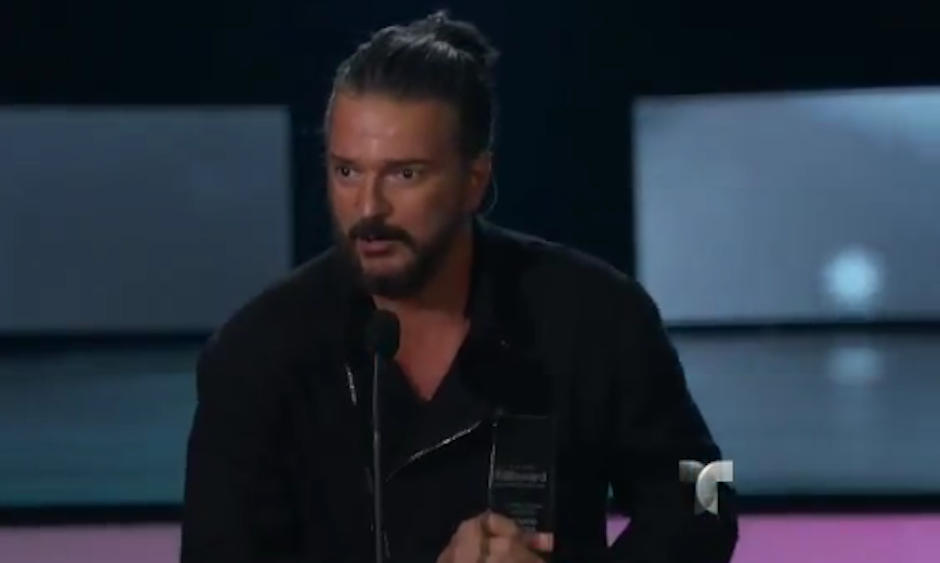 Ricardo Arjona recibel el Premio a la Trayectoria en los Billboard. (Foto: captura de pantalla)
