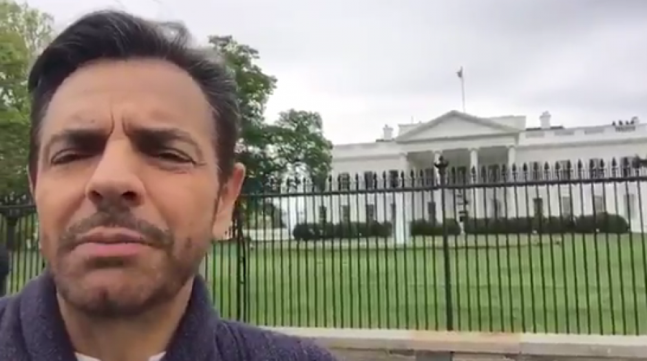 Eugenio Derbez dejó un duro mensaje a Trump, con la Casa Balnca de fondo. (Foto: captura de pantalla)