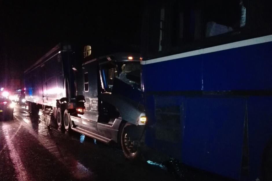 Un camión chocó contra un bus tipo Pullman en el kilómetro 24 de la ruta al Pacífico con dirección hacia la capital. (Foto: Dalia Santos/PMT Villa Nueva)