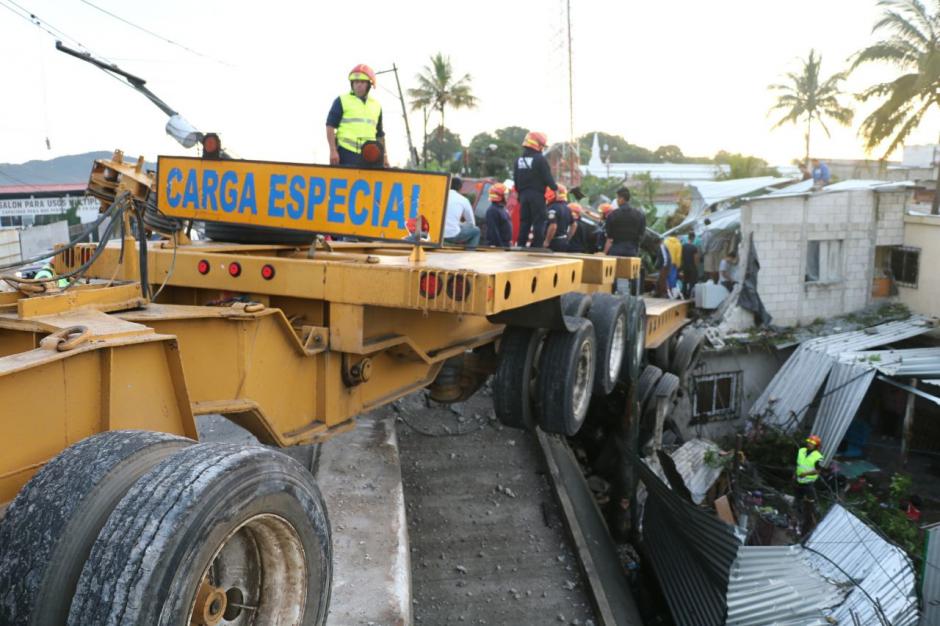 El tráiler que se empotró en el kilómetro 12.3 de la ruta al Atlántico será retirado a partir de las 22:00 horas. (Foto: Bomberos Municipales)