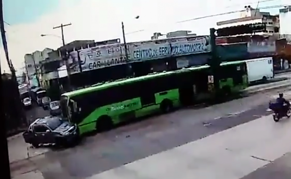 El accidente quedó grabado en las cámaras de vigilancia. (Foto: captura pantalla) 