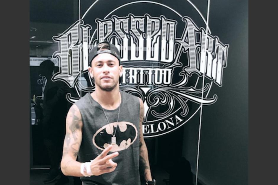 Neymar se hace un último tatuaje para despedirse de Barcelona. (Foto: Instagram)