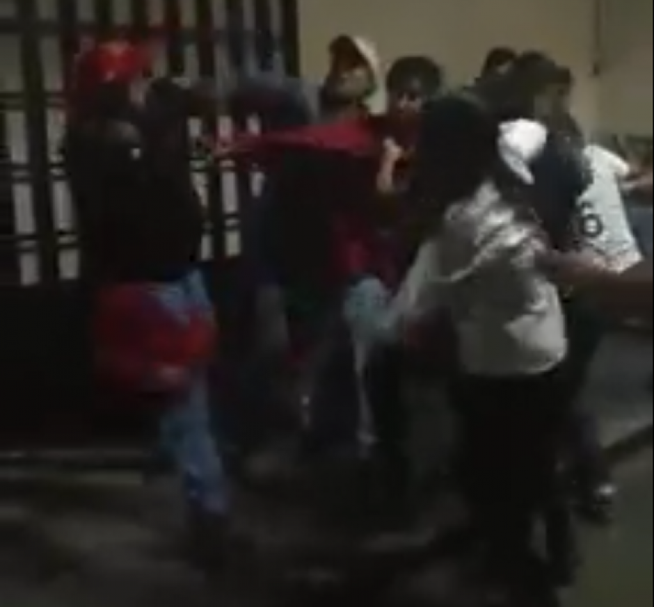 Varios de los estudiantes resultaron heridos en la pelea. (Foto: captura de pantalla/Facebook)