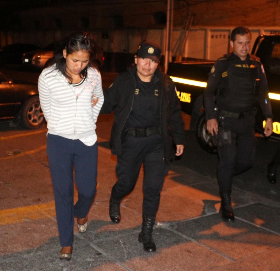 Las autoridades capturaron a una supuesta secuestradora y liberaron a una víctima en la zona 18 capitalina. (Foto: PNC)