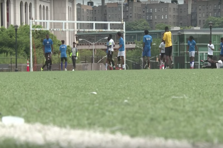 Más de medio centenar de adolescentes centroamericanos se reúnen cada sábado para jugar fútbol y olvidar sus problemas migratorios. (Imagen: captura de pantalla)