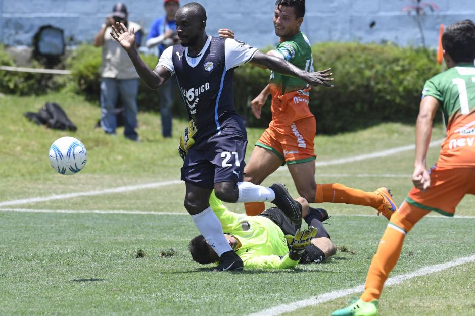 Los Cremas disputaron su juego en la cancha de Siquinalá. (Foto: Byron de la Cruz/Nuestro Diario)