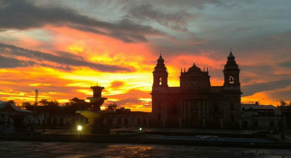 El amanecer sorprendió a los guatemaltecos este jueves. (Foto: Twitter/Evelinn_Castro)