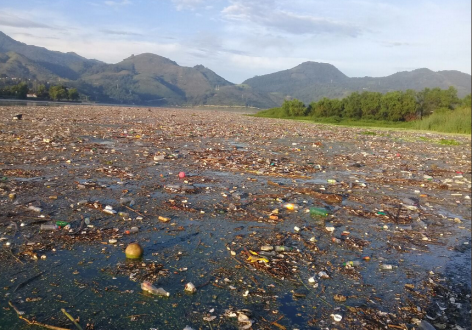 La lluvia arrastró varias toneladas de basura al lago de Amatitlán. (Foto: AMSA)