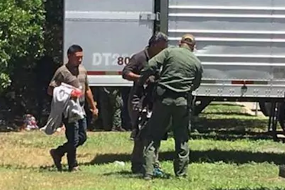 Entre los inmigrantes descubiertos se encontraban guatemaltecos que aún no han sido identificados. (Foto: Infobae)