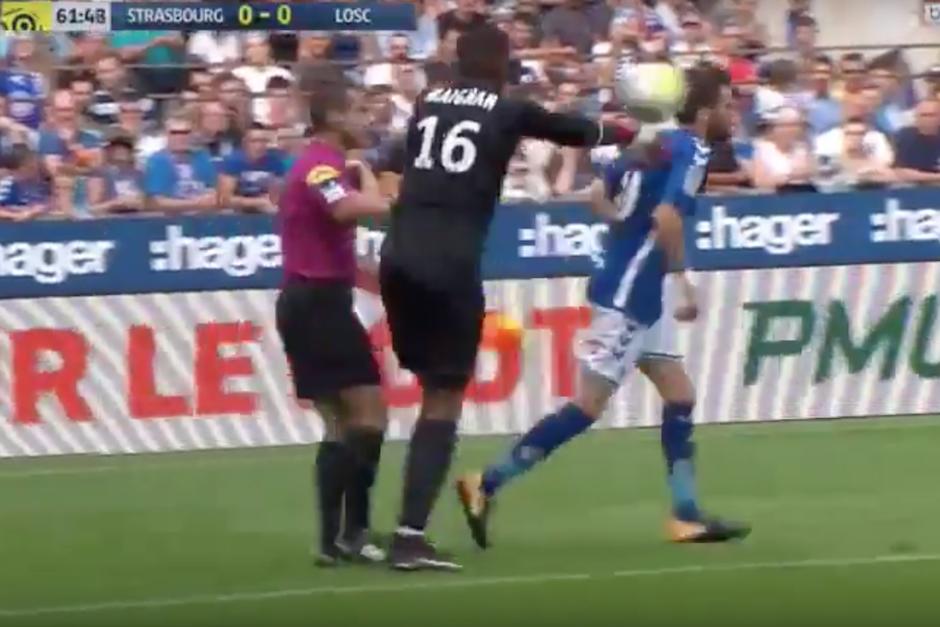 Mike Maignan, portero del Lille, fue expulsado tras golpear con el balón la cabeza de un rival. (Imagen: captura de pantalla)