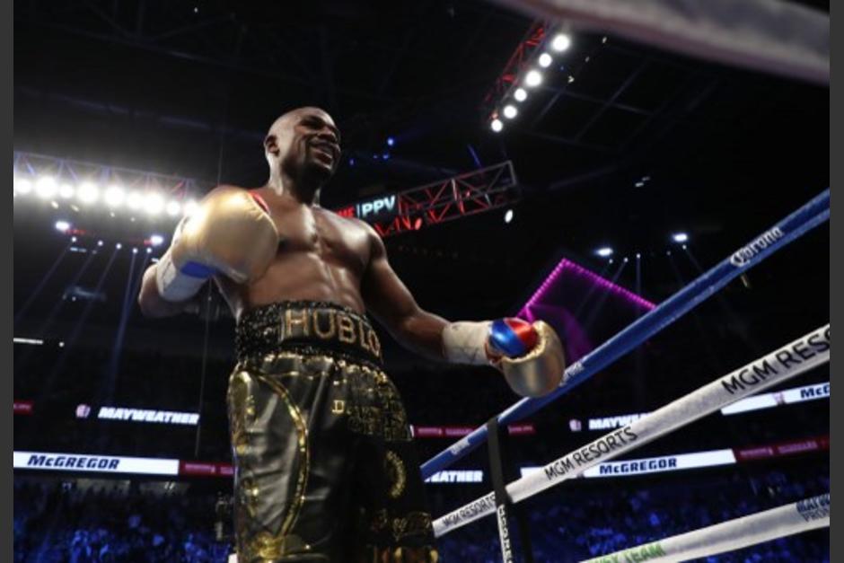 Floyd Mayweather llevó a Conor McGregor a una larga pelea para causarle cansancio. (Foto: AFP)