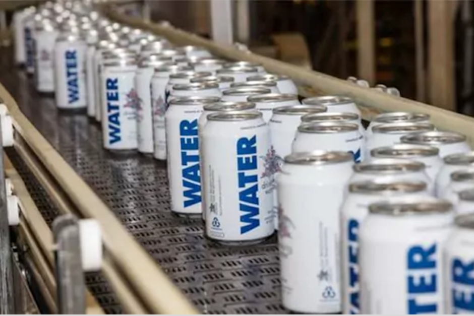 La empresa que alguna vez fue la productora de cerveza más grande del mundo, reemplazó su producto por agua pura. (Foto: Infobae)