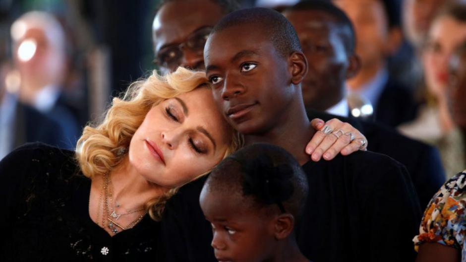 Madonna y su hijo David Banda se mudan a Lisboa, donde el muchacho busca fortuna en el fútbol profesional. (Foto: AFP)