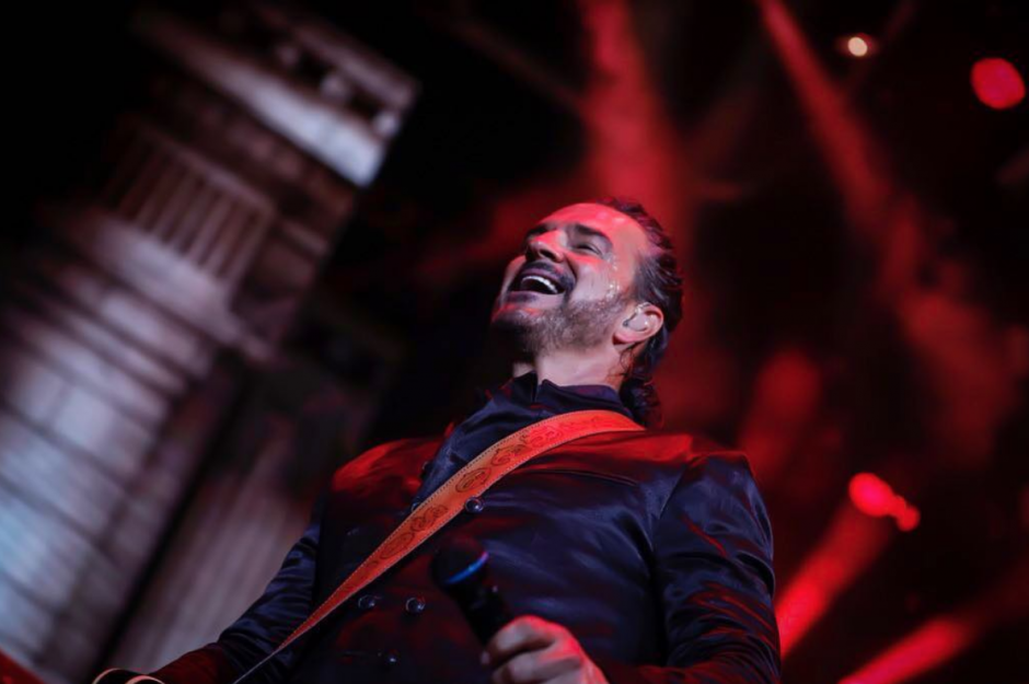 Ricardo Arjona durante su gira por Argentina recibió este obsequio. (Foto: Instagram @ricardoarjona)