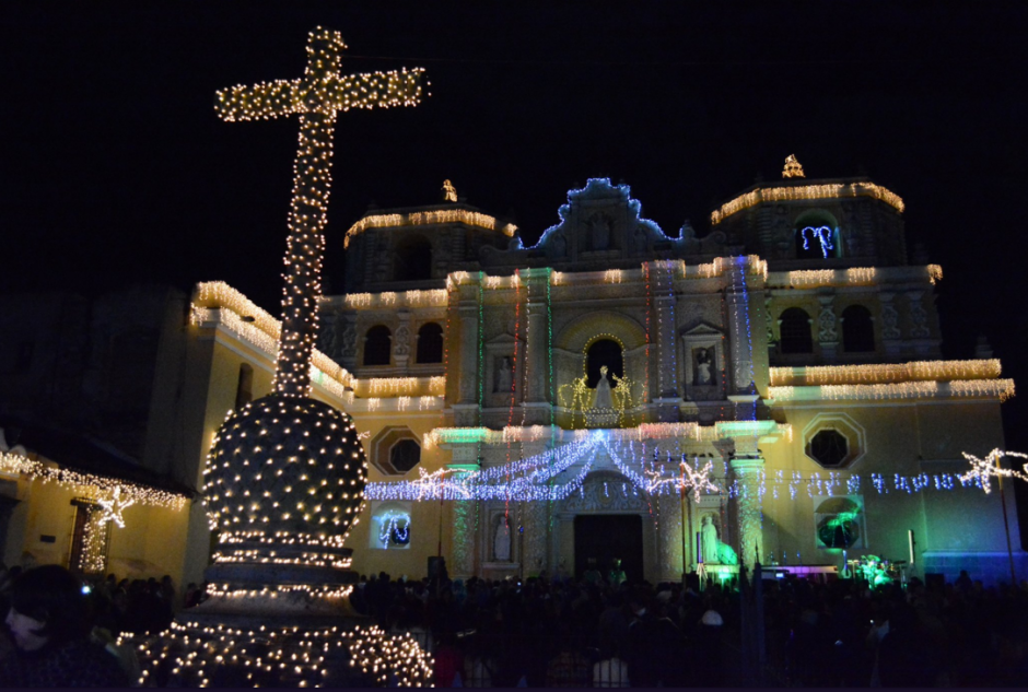 Visitantes nacionales y extranjeros disfrutan de las noches en Antigua Guatemala. (Foto: El ciudadano Sacatepéquez) 