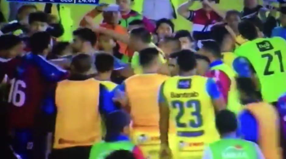 El portero cobanero Álvaro García es agredido en el estadio Mario Camposeco. (Foto: Captura de Pantalla)