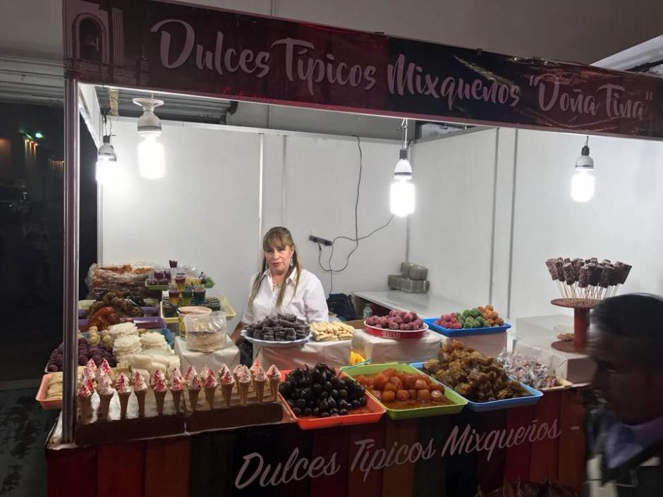 El alcalde de Mixco, Neto Bran, promociona el puesto de dulces típicos de su progenitora en Interfer. (Foto: Facebook/Neto Bran)