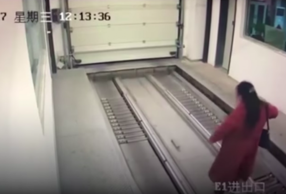 La mujer ingresó sin querer a una estacionamiento automático. (Foto: captura de pantalla)