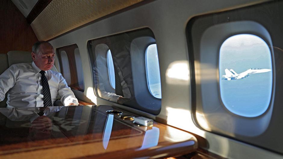 Así es como los cazas rusos escoltaron a Vladimir Putin durante una visita a una base militar en Siria. (Foto: actualidad.rt.com)