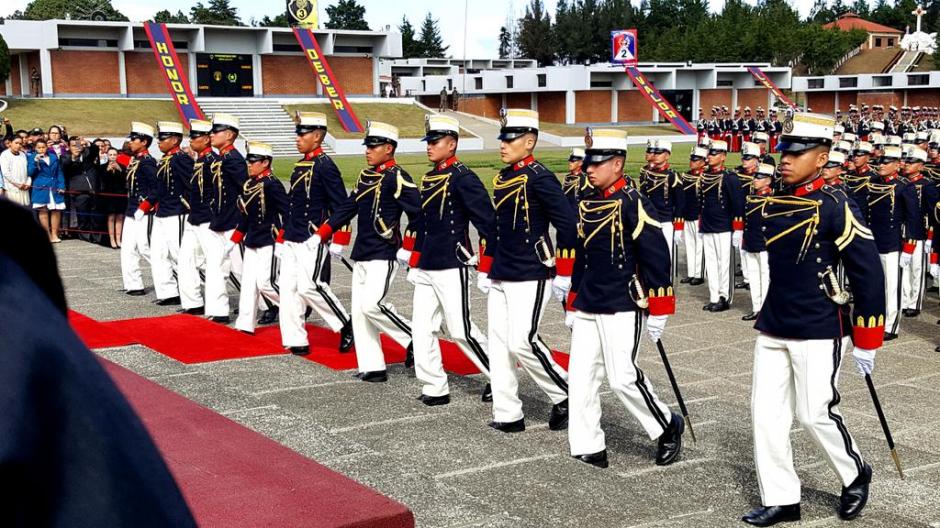 El grupo de cadetes que participó en la izada de la bandera el 14 de septiembre pasado fue condecorado con la medalla Monja Blanca de Primera Clase. (Foto: @Ejercito_GT)