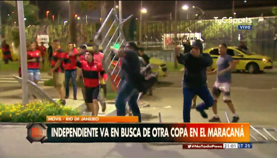 Los radicales de Flamengo trataron de agredir a una minoría de Independiente que estaba a las afueras del hotel de concentración de los argentinos. (Foto: captura de video)