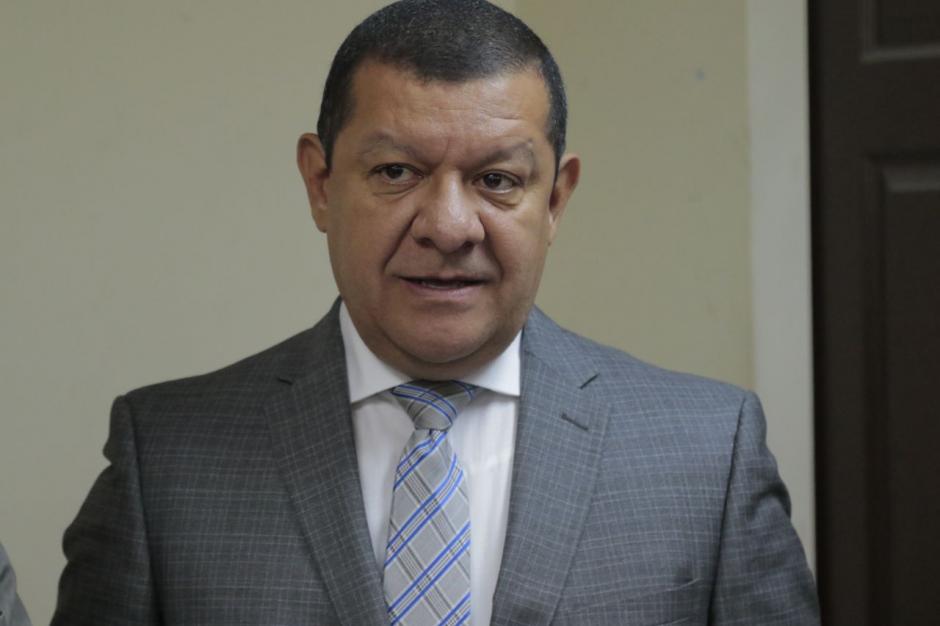 Antonio Coro se presentó a la sede del juzgado, pero se le informó que la audiencia de etapa intermedia quedó suspendida. (Foto: Alejandro Balán/Soy502)