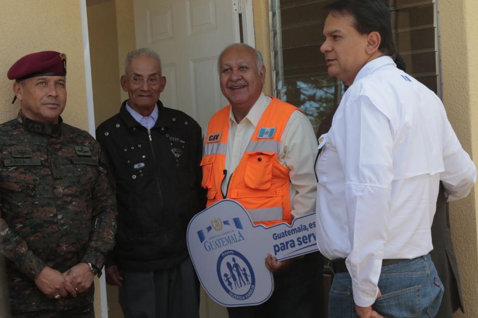 El ministro Aldo García participó en la entrega simbólica de las llaves de las casas de Querida Familia. (Foto: Alejandro Balán/Soy502)