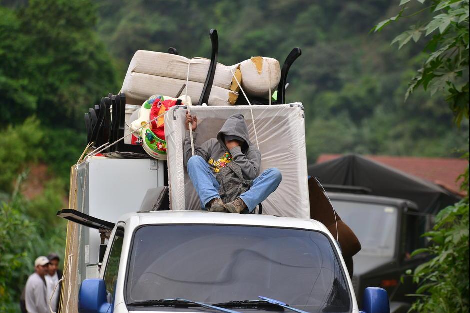 En 2015, los vecinos evacuaron las pertenencias que pudieron para salir del área de riesgo, ahora las trasladarán a San José Pinula. (Foto: Archivo/Soy502)