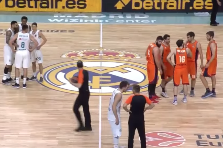 La estrella del Real Madrid increpó al árbitro que lo ignoró, lo que provocó que el jugador se pusiera más furioso. (Imagen: captura de pantalla)