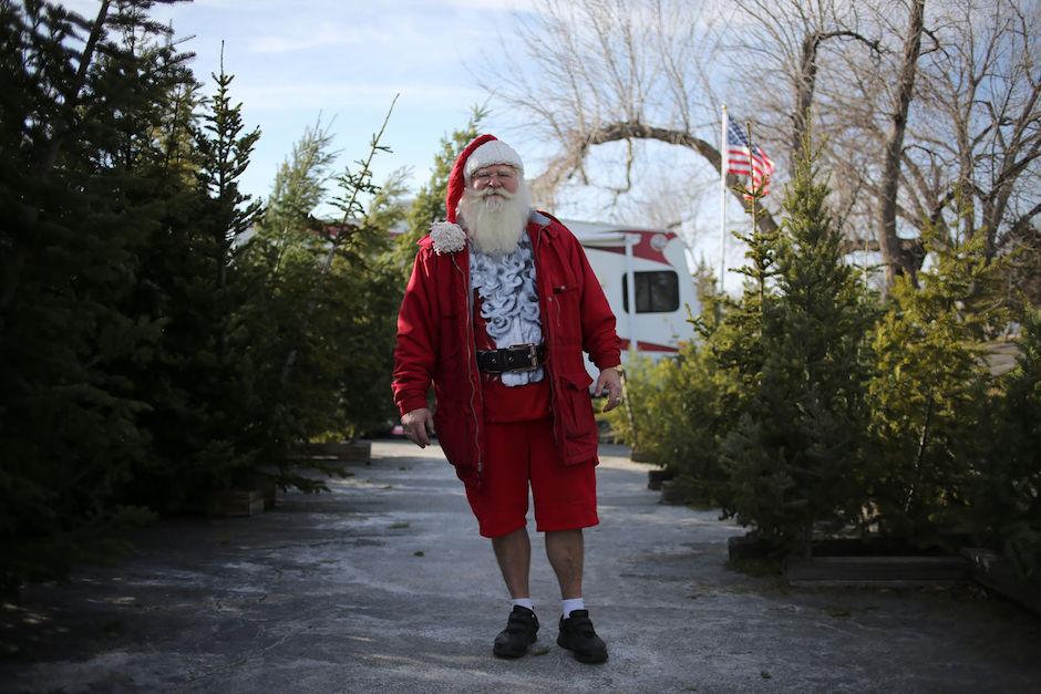 Gracias a la oportuna intervención del hombre vestido de rojo, el ladrón no logró su objetivo. (Foto: Casper Star Tribune)