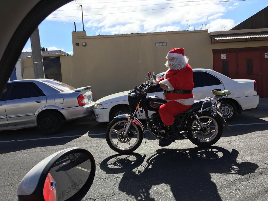 Un Santa Claus fue visto viajando en motocicleta en la calzada Atanasio Tzul en la zona 12. (Foto: Luis Barrios/Soy502)