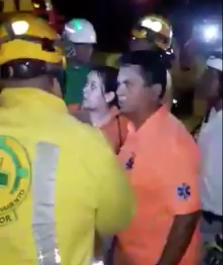Los bomberos han recibido críticas por discutir en lugar de atender a la víctima del accidente. (Foto: captura de pantalla)