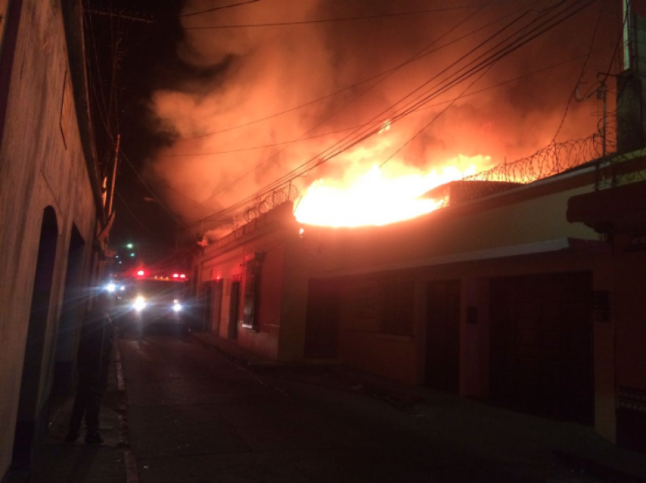 Socorristas y vecinos trabajaron por cerca de dos horas para sofocar el incendio en el Centro Histórico de Quetzaltenango. (Foto: Martín Calderón/Stereo100)