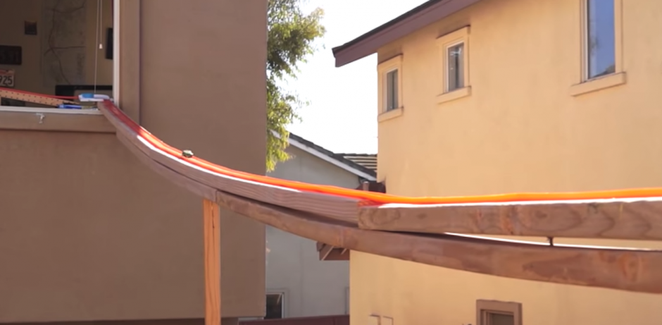 Los pequeños autos recorren la pista en 25 segundos (Fotografía: captura de pantalla)