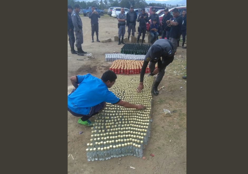 Una gran cantidad de alcohol pretendían ingresar a la prisión. (Foto: Stereo100) 