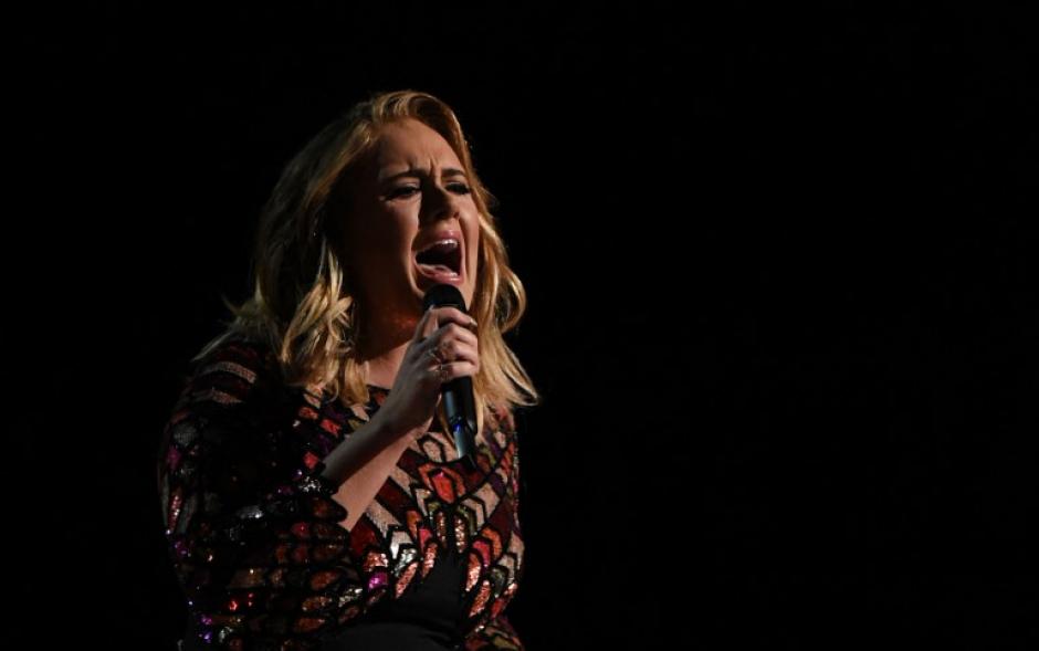La célebre cantante británica se disculpó ante sus seguidores tras cancelar los últimos dos conciertos en el estadio de Wembley. (Foto: AFP)