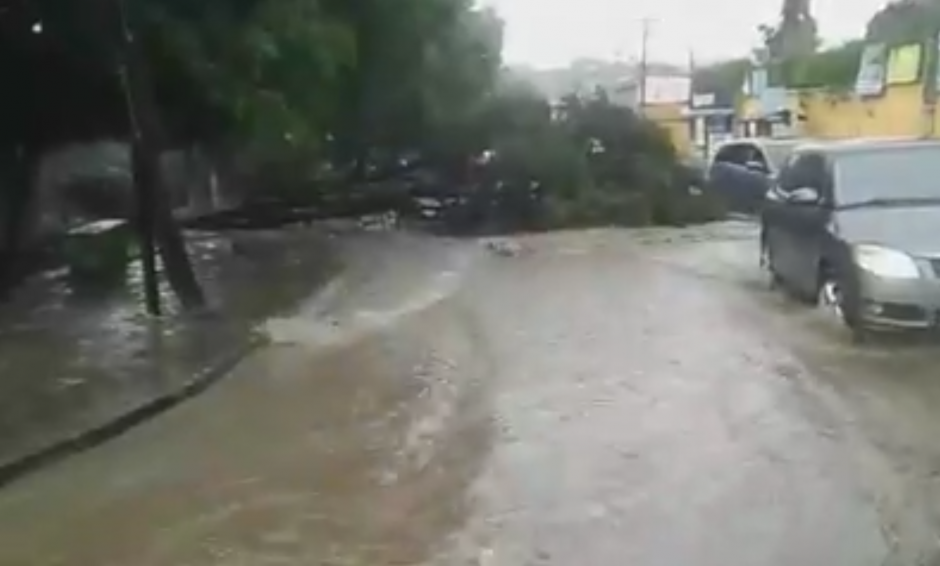 La lluvia con fuertes ráfagas de viento ocasionaron inundaciones y levantamiento de láminas en Amatitlán. (Foto: captura de pantalla) 