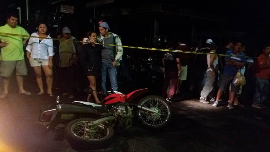 Las cámaras de seguridad grabaron el momento en el que un motorista sufrió un accidente en el que perdió la vida. (Foto: Facebook/Canal 46 Nuestro Canal)
