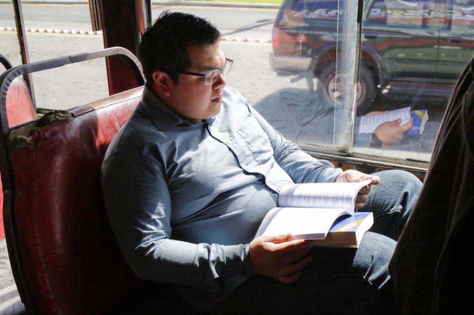 Muchos estudian en el bus, camino de la Universidad. (Foto ilustrativa: Alejandro Balán/Soy502)
