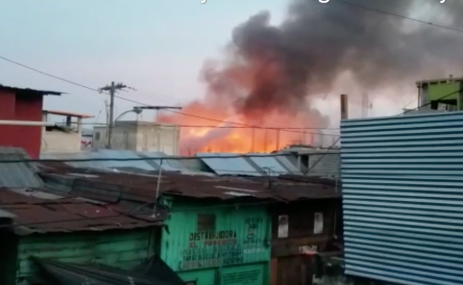 Un incendio de grandes proporciones se registra en el área de venta de cebollas del mercado La Terminal. (Foto: Amilcar Montejo)